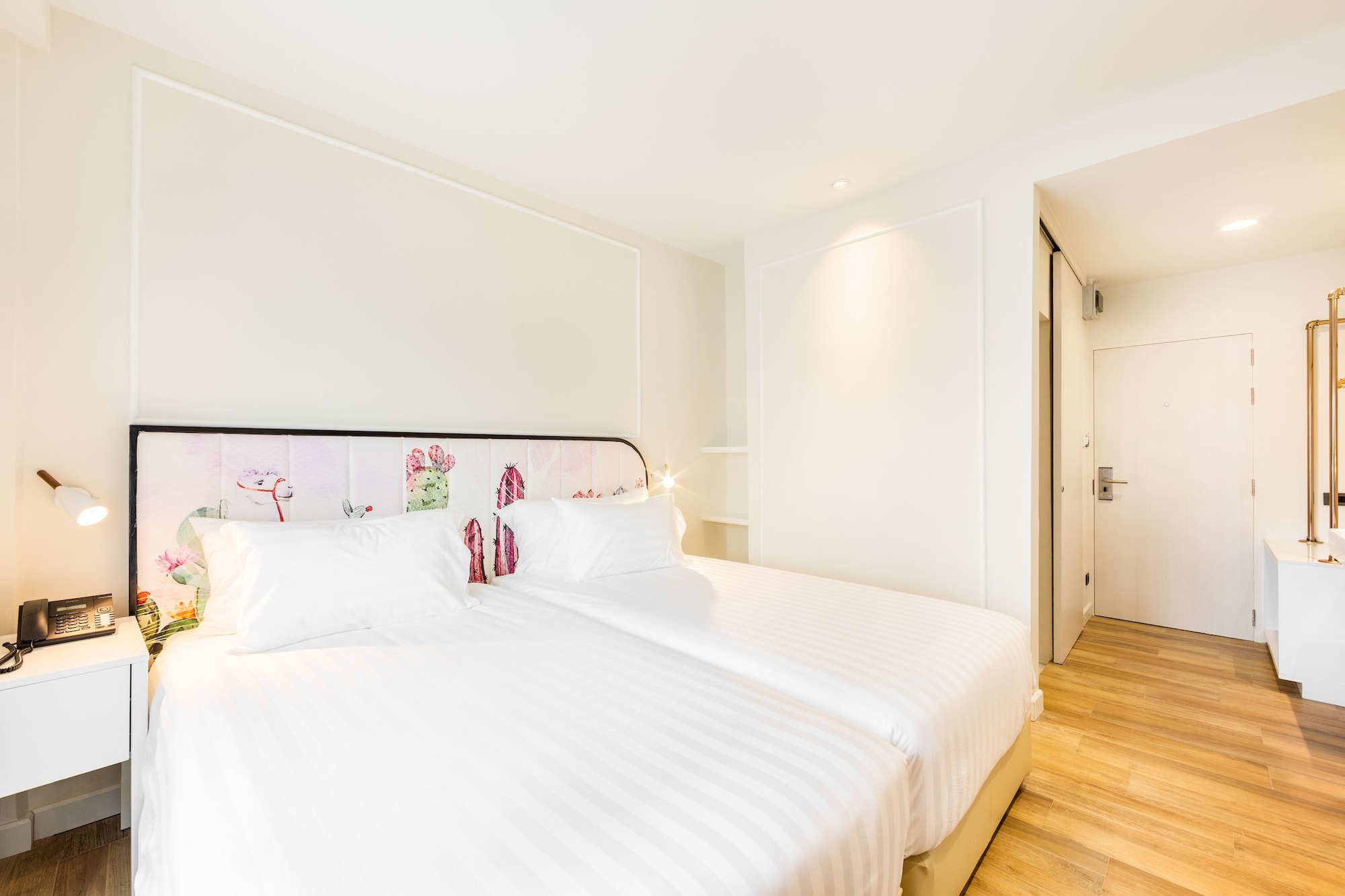 DELUXE, TWIN BEDS