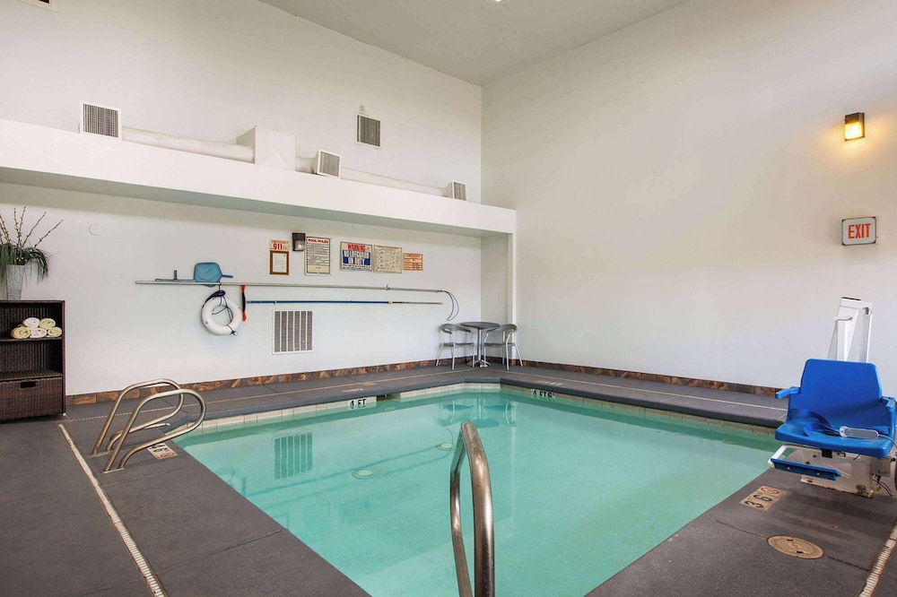 Sandia Peak Inn Old Town ABQ, a Howard Johnson by Wyndham 22/38