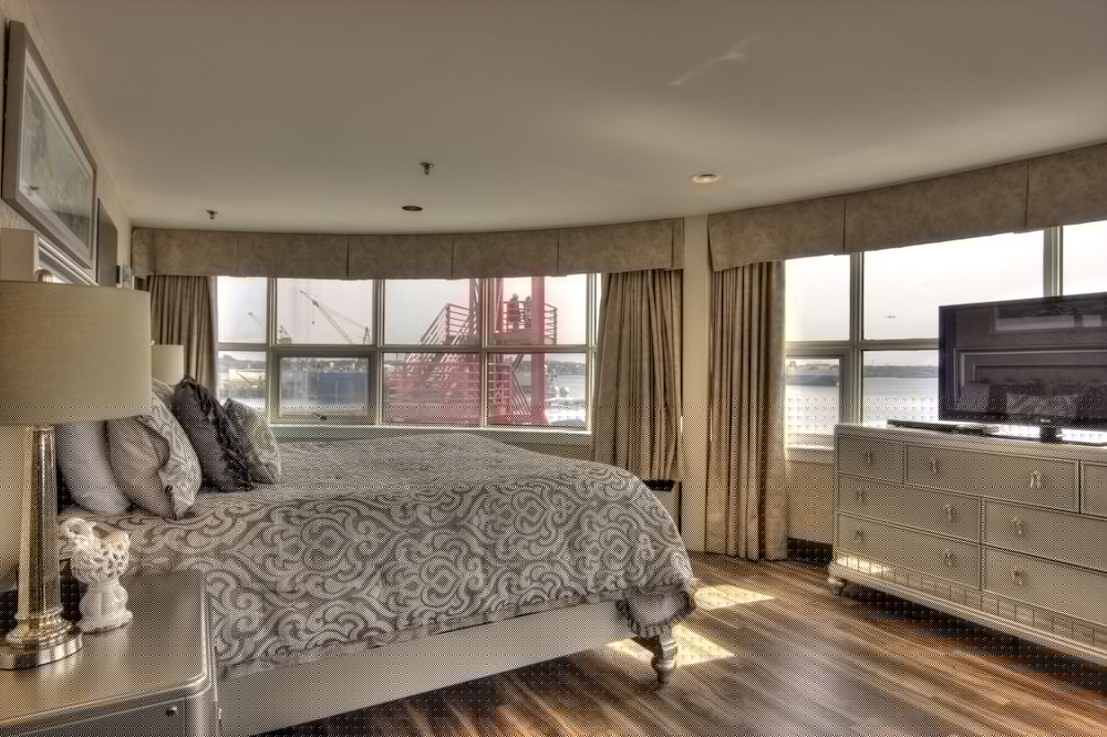 Lonsdale Quay Hotel 27/76