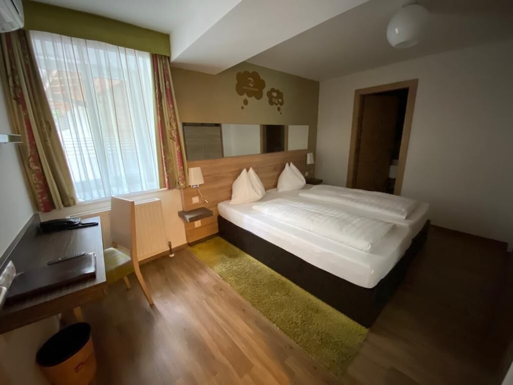 1 BEDROOM, ECONOMY
