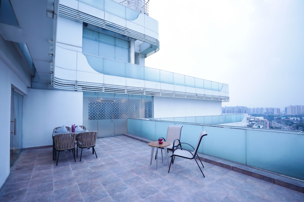Regenta Suites Element One 6/50