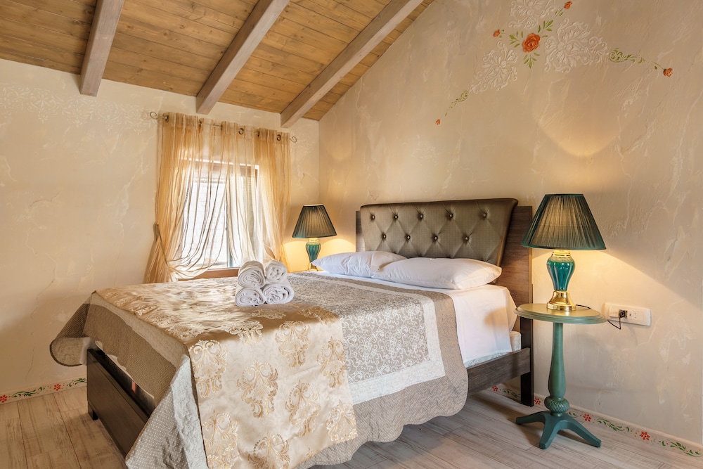 COMFORT, QUEEN BED