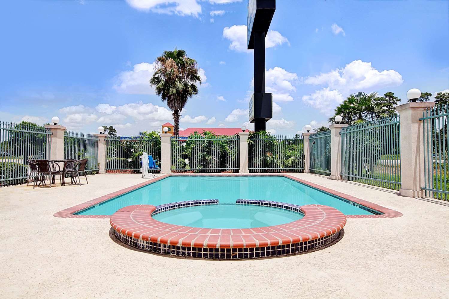 Days Inn & Suites by Wyndham Houston North/Spring 5/9