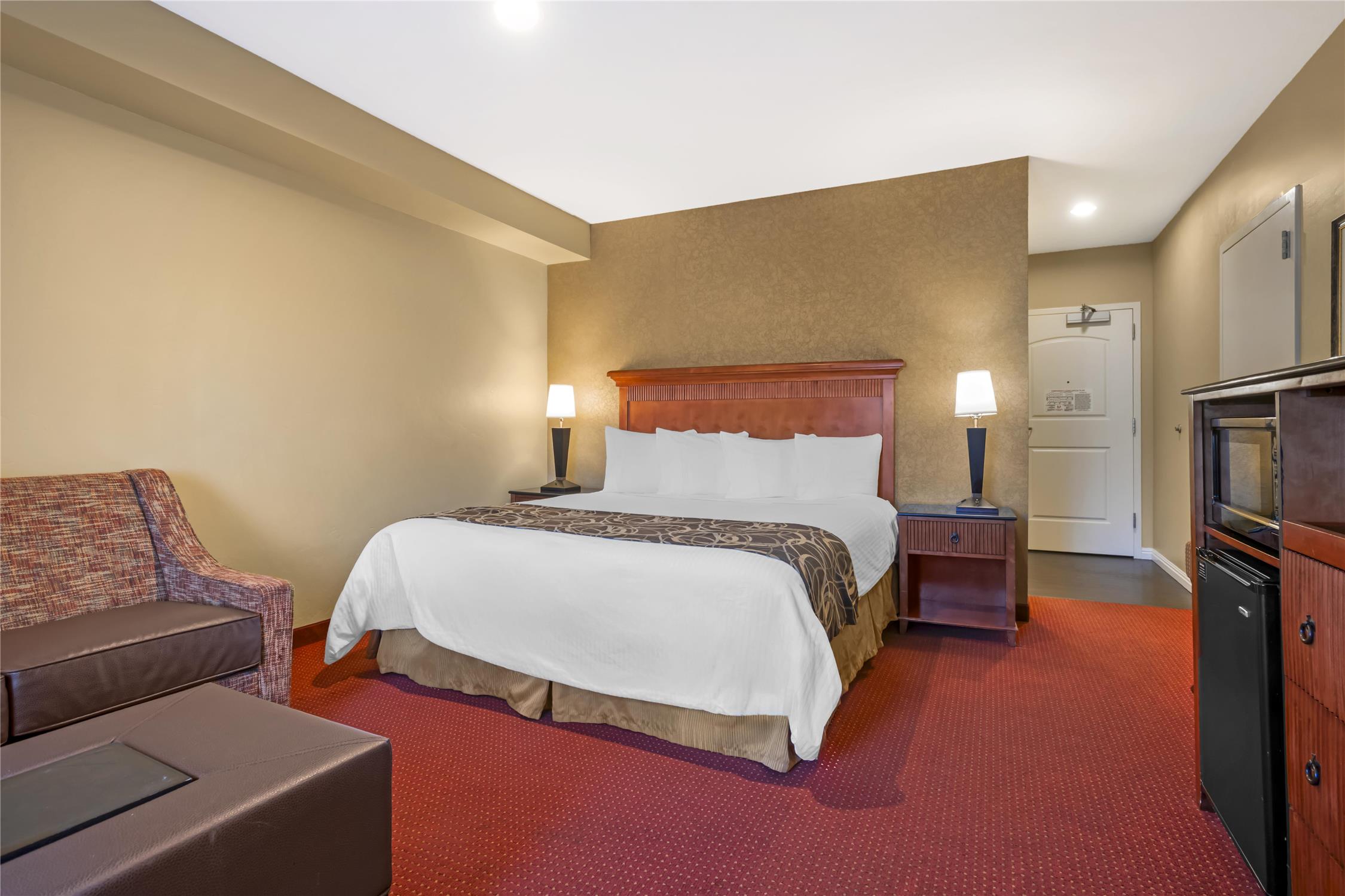 Suite, King Bed, Sofa 2/7