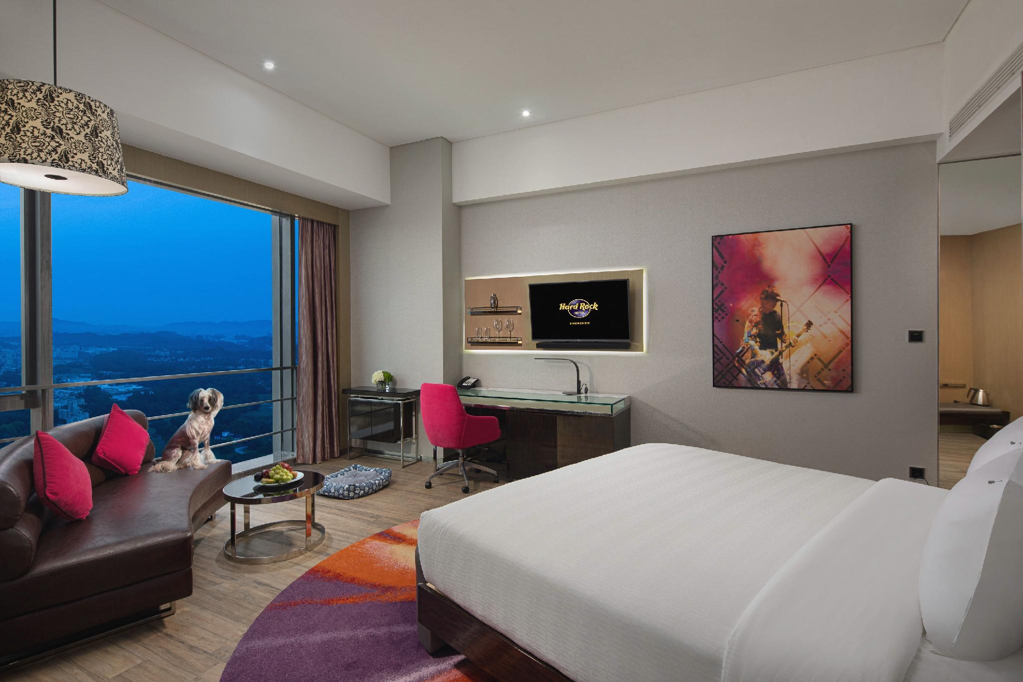 DELUXE KING ROOM
