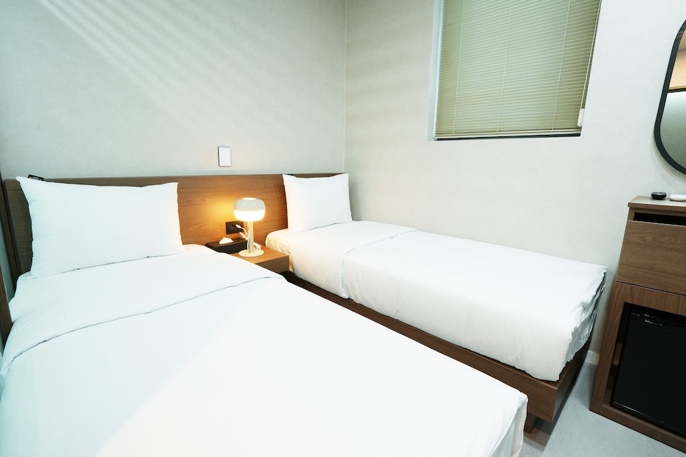 ROOM, SINGLE
