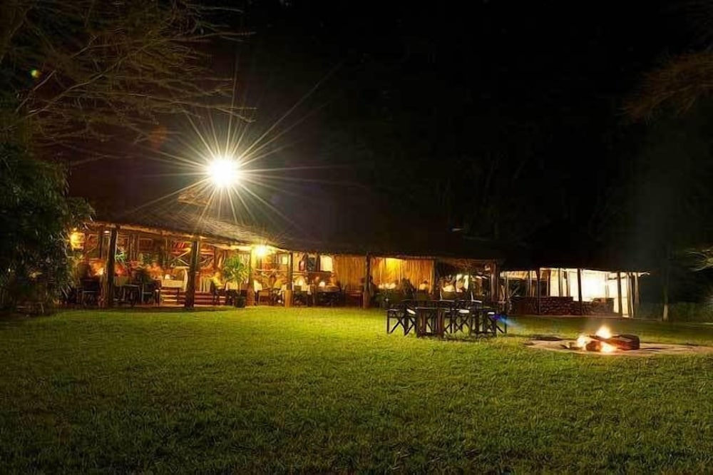 Voyager Ziwani Tented Camp 32/43
