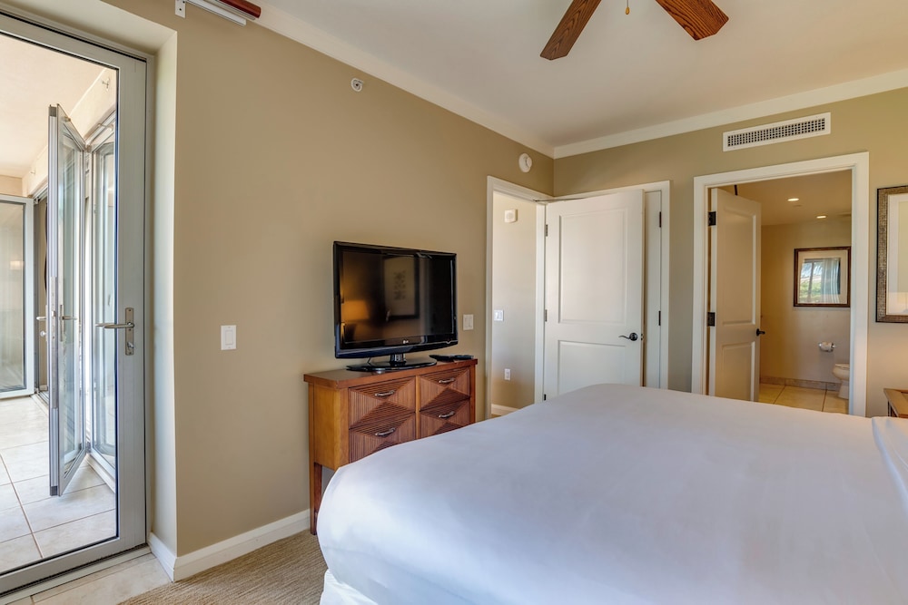 1 Bedroom, King Bed, Resort View, 2 Sofa, Den