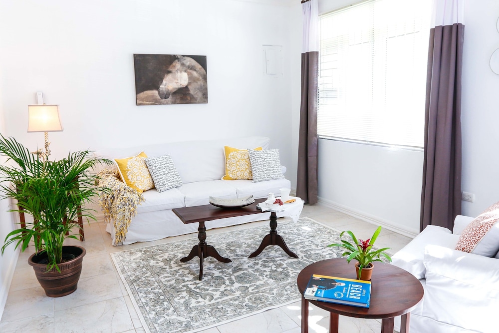 Cattleyas New Kingston Guest Apartment 10/17