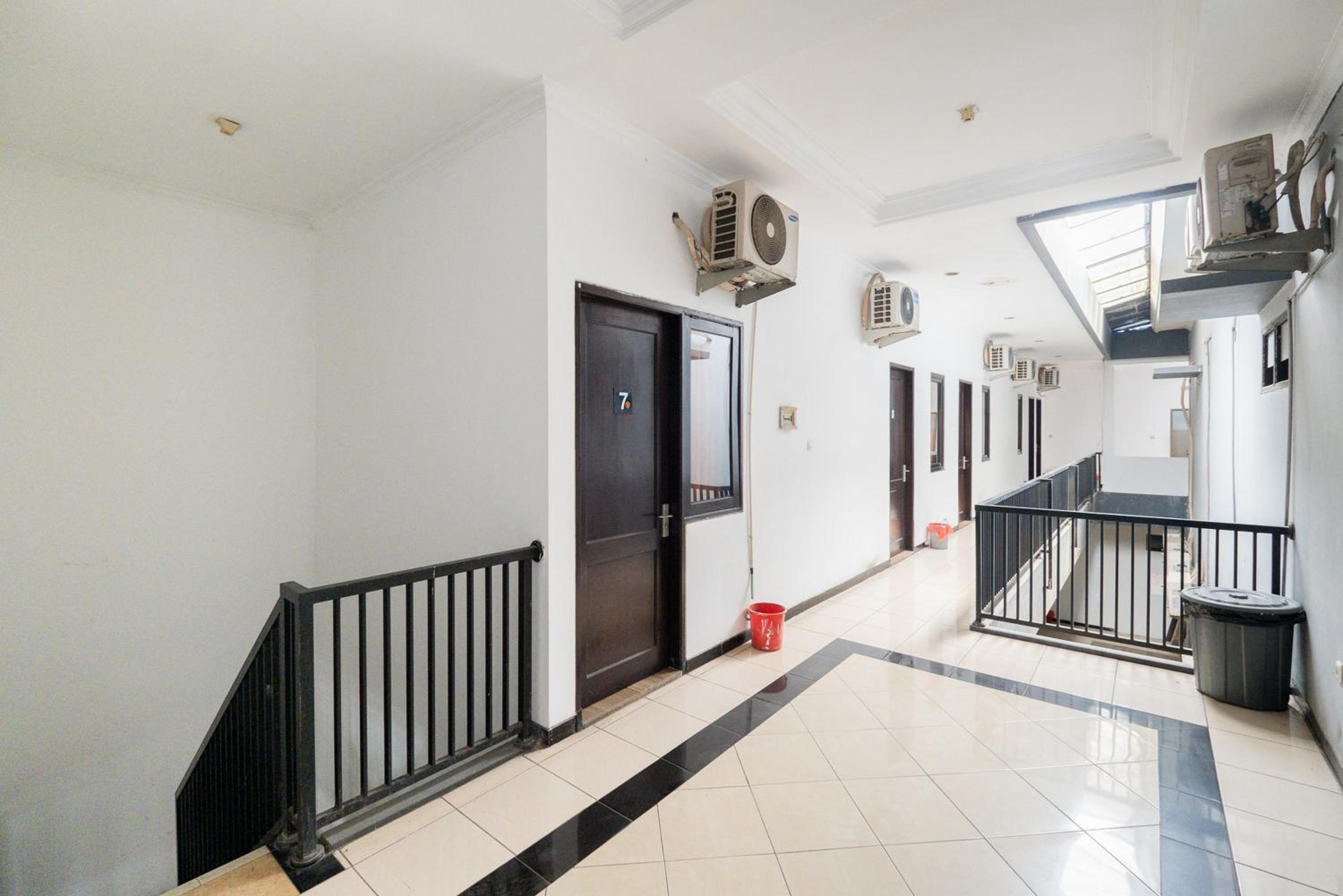 OYO Flagship 90524 Holistay Surabaya New 23/33