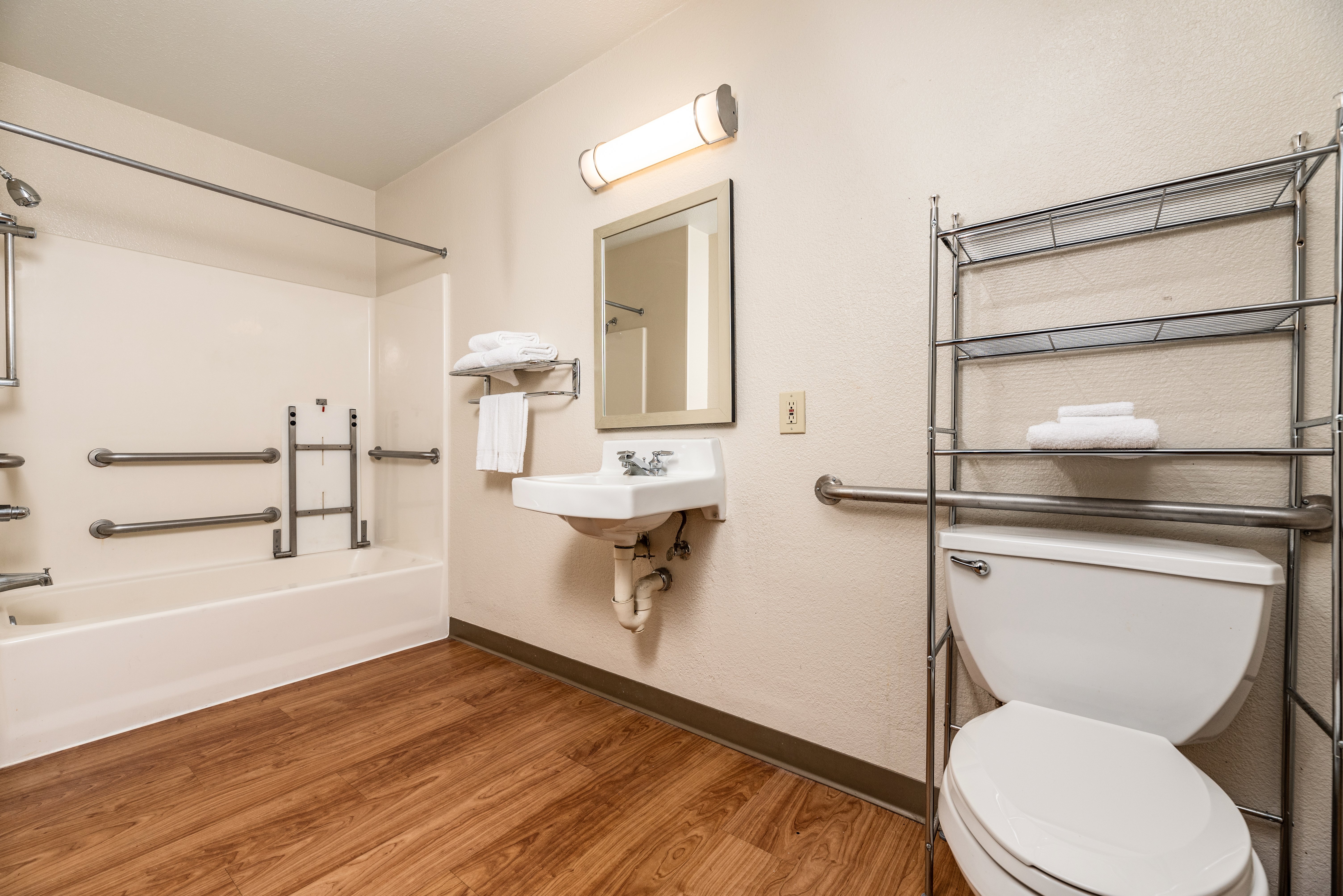 HomeTowne Studios by Red Roof Fresno - West 39/39