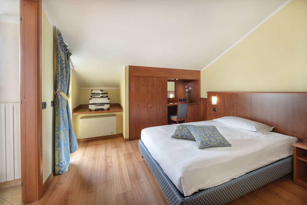 ROOM, QUEEN BED, BALCONY, COURTYARD AREA