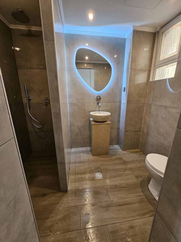 Maroula Blue Studios And Suites 39/70