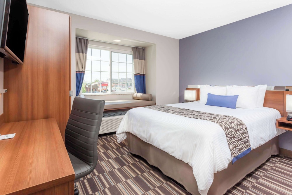 غرفة بسرير كوين، Microtel Inn & Suites By Wyndham Sault Ste. Marie 3/10