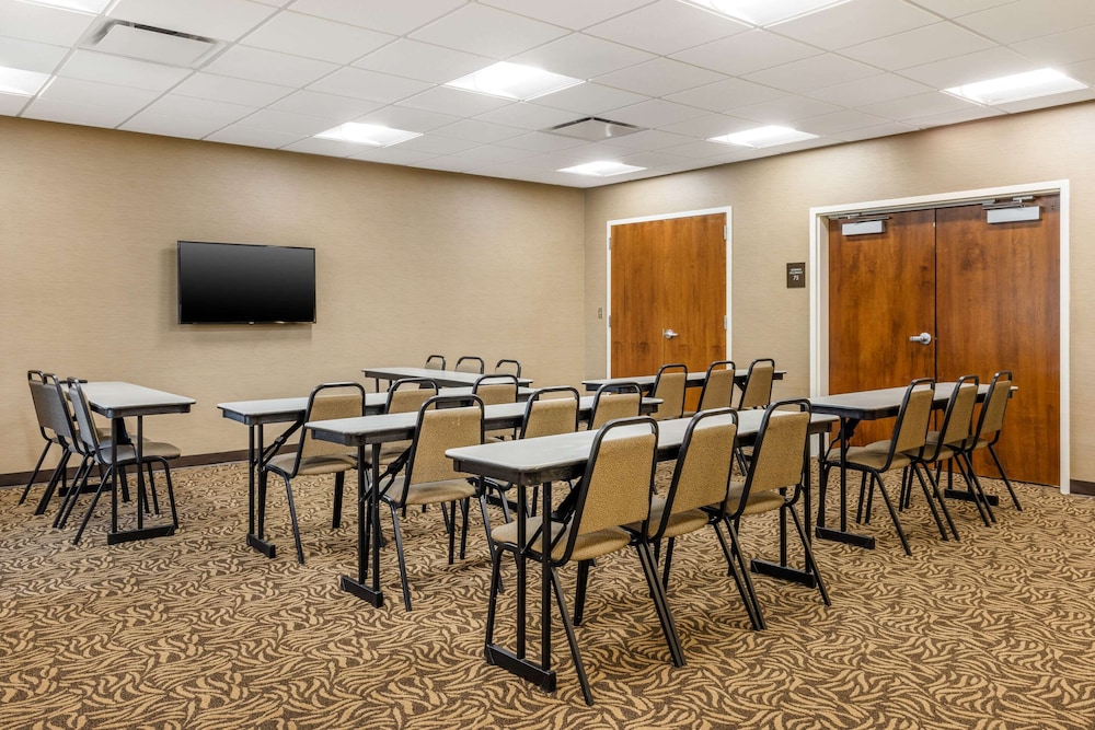 Comfort Inn & Suites At Crossplex Village 39/50
