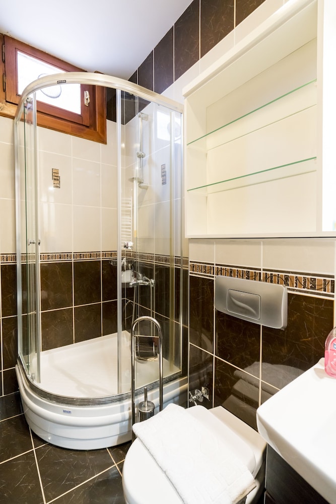 Atam Suites Apart 48/50