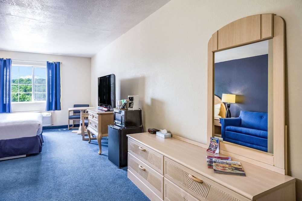 Rodeway Inn Branson, Brick House 27/35