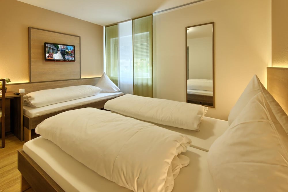 Basement, Triple, 1 Queen and 1 Single Bed