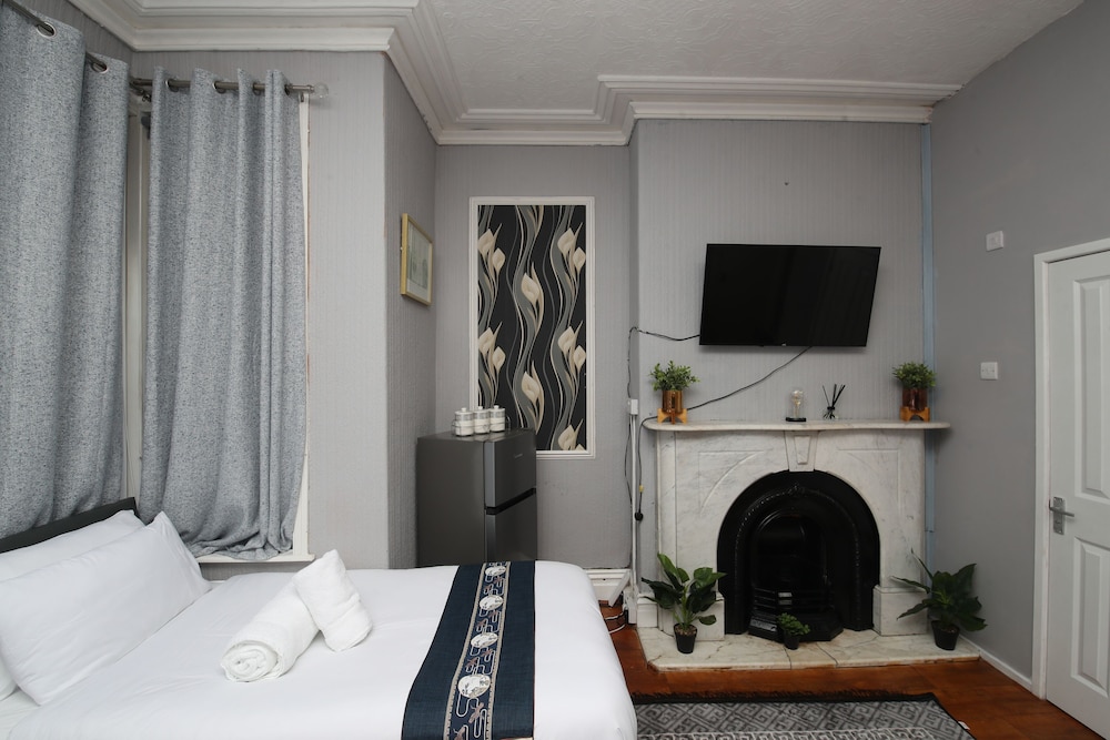 Woodville Lodge Leeds Free Parking Direct Bus to City Centre 11/45