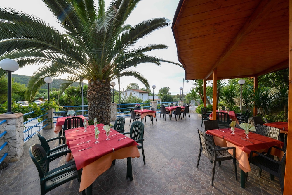 restaurant cafeteria