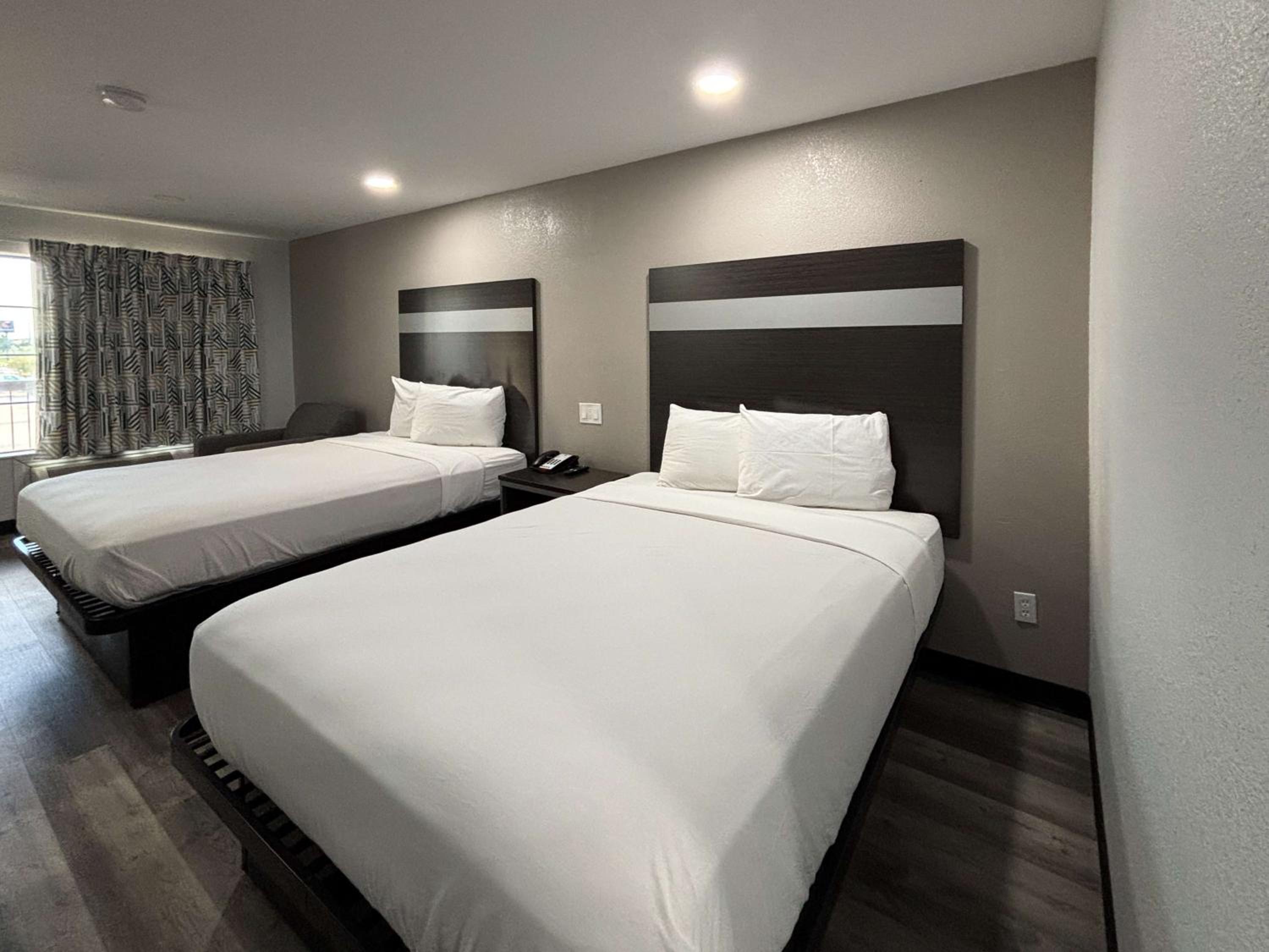 2 Queen Beds - Non-Smoking, Micfridge
