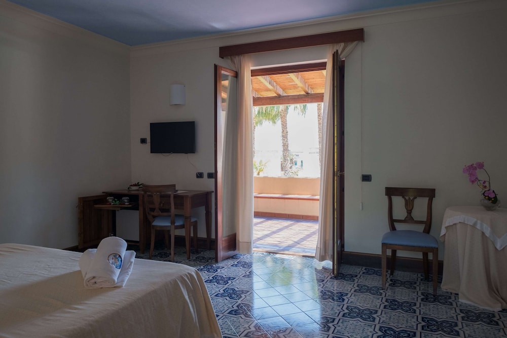 COMFORT, DOUBLE BED, POOL VIEW
