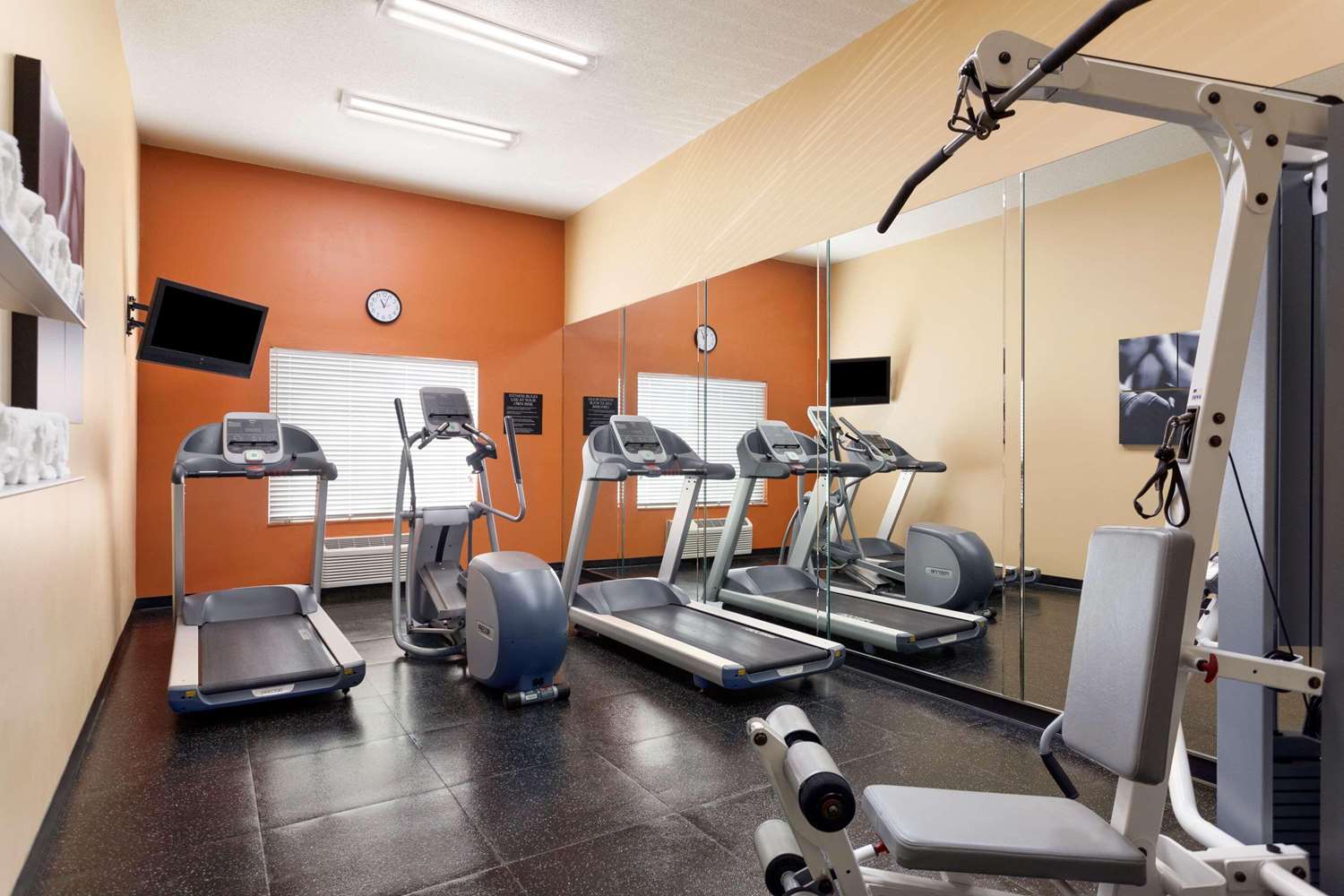 Country Inn & Suites by Radisson, Bel Air/Aberdeen, MD 2/7