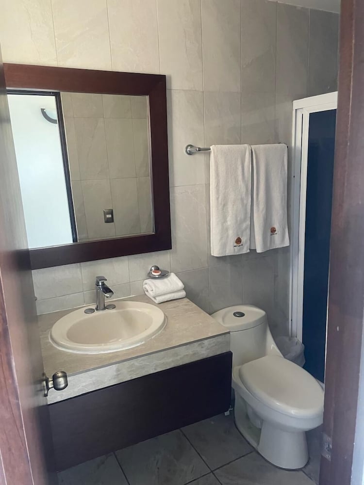 Las Jacarandas Hotel 36/37