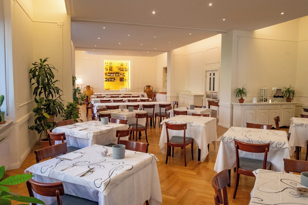 Hotel Moderno Assisi 36/50