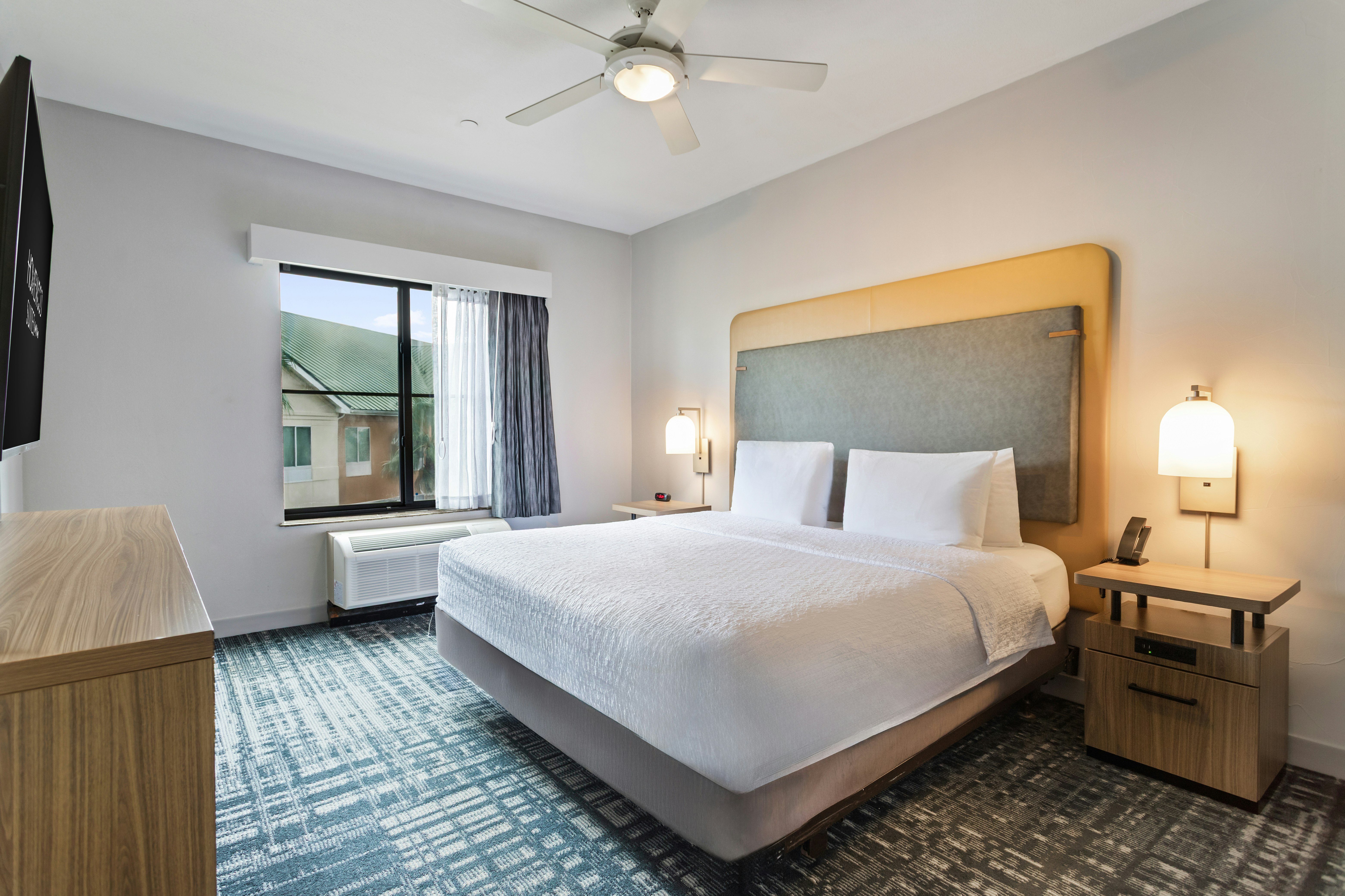SUITE, KING BED, ACCESSIBLE