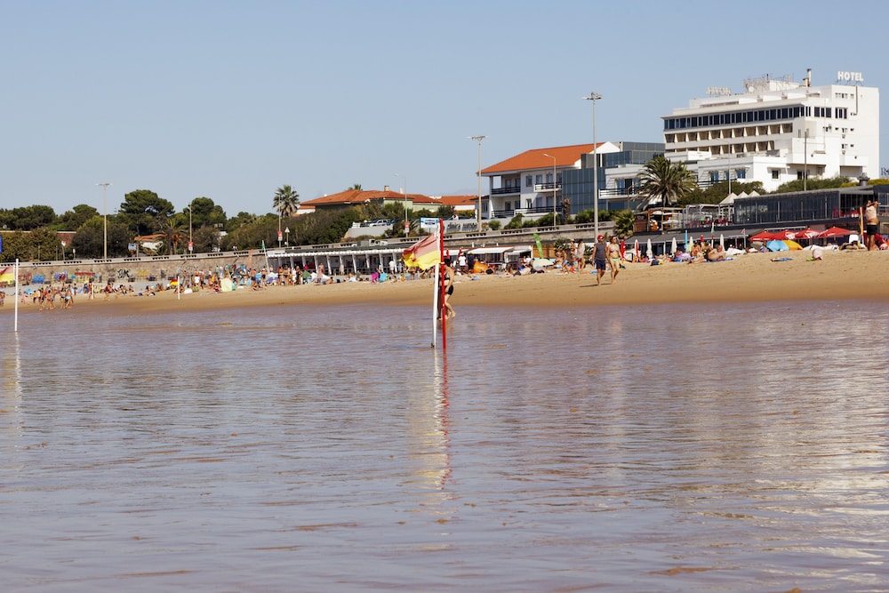 Carcavelos Beach Hotel 61/63