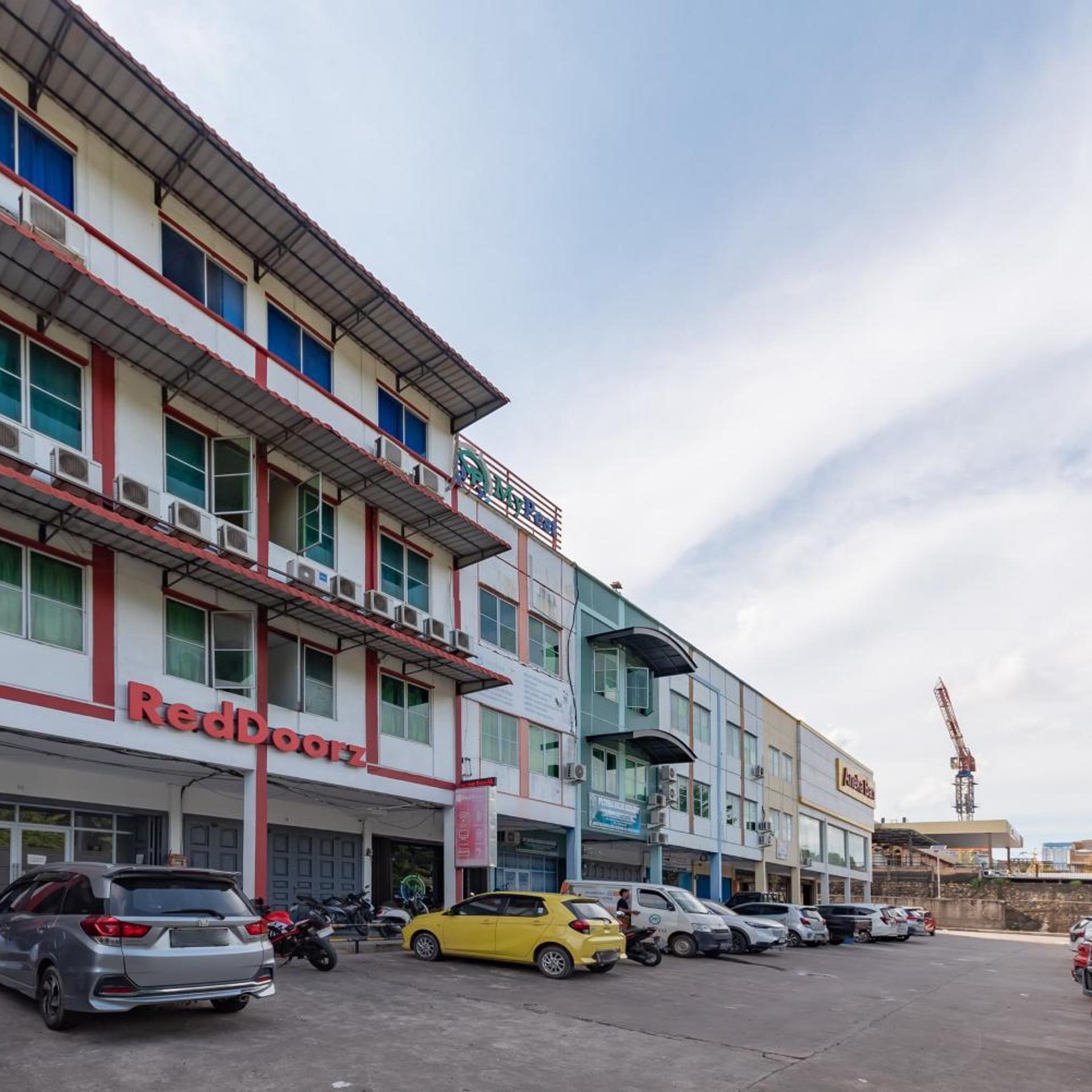 RedDoorz Plus near Kepri Mall 37/44