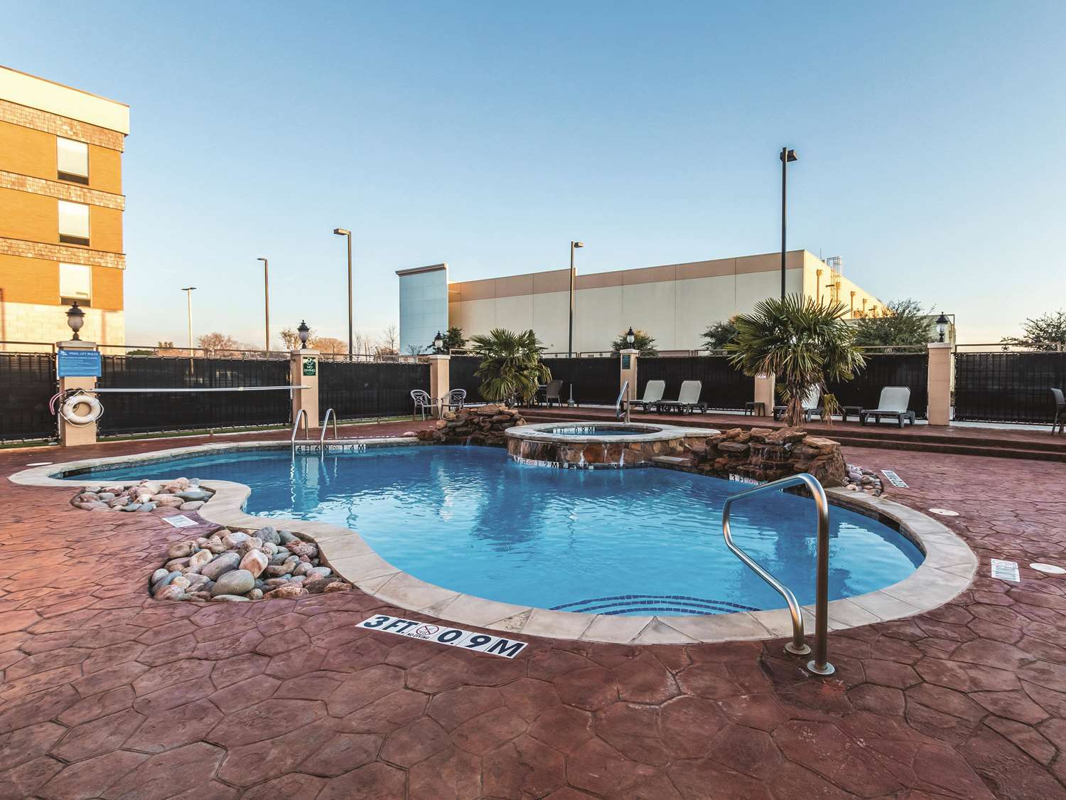 La Quinta Inn & Suites by Wyndham Dallas Grand Prairie South 43/44