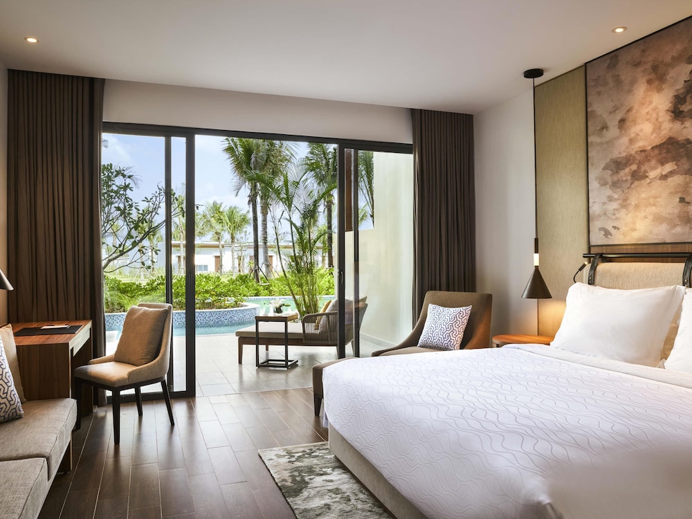 Superior, King Bed, Pool Access