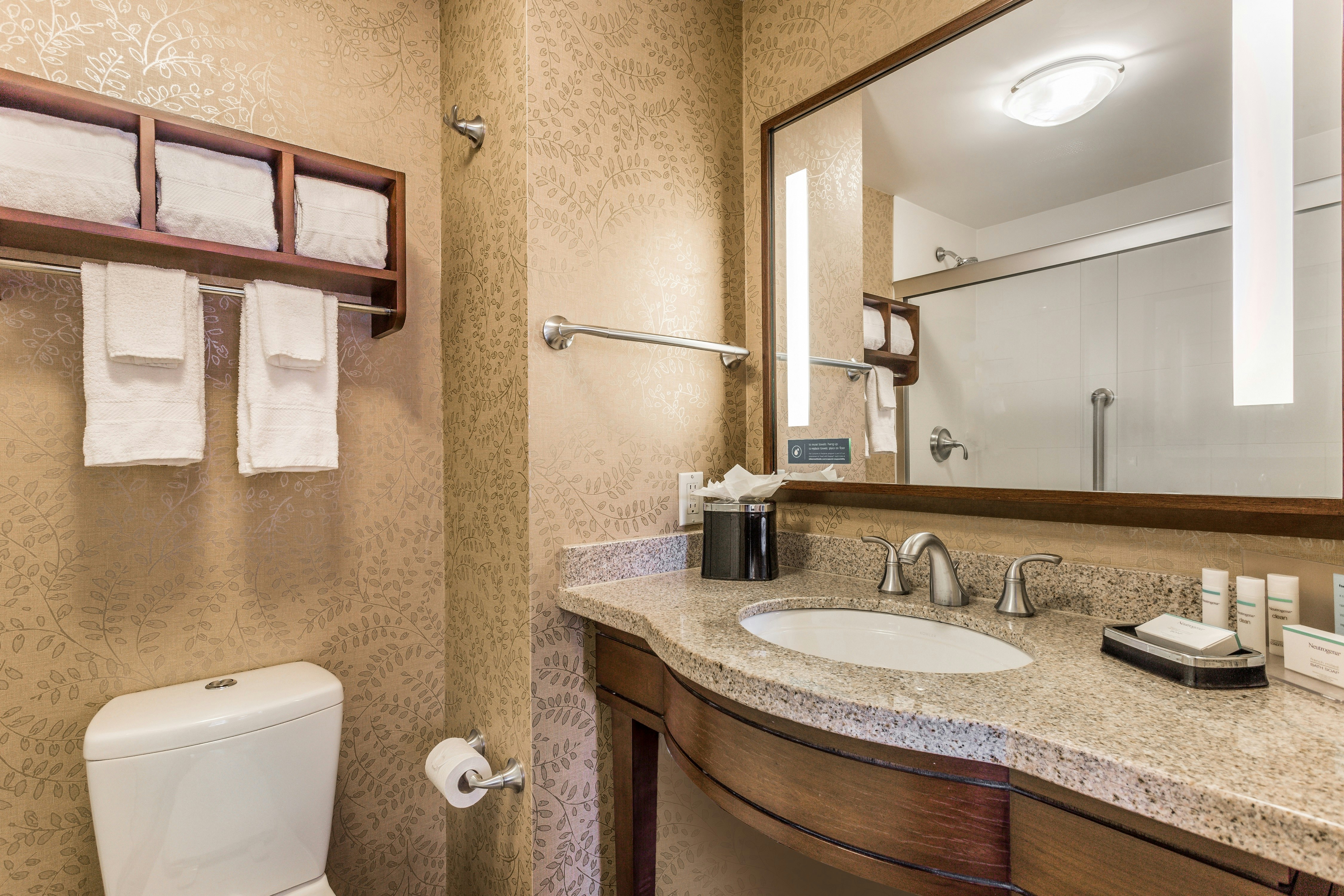 غرفة بسرير كينج بشرفة، Hampton Inn Manhattan Grand Central 8/8