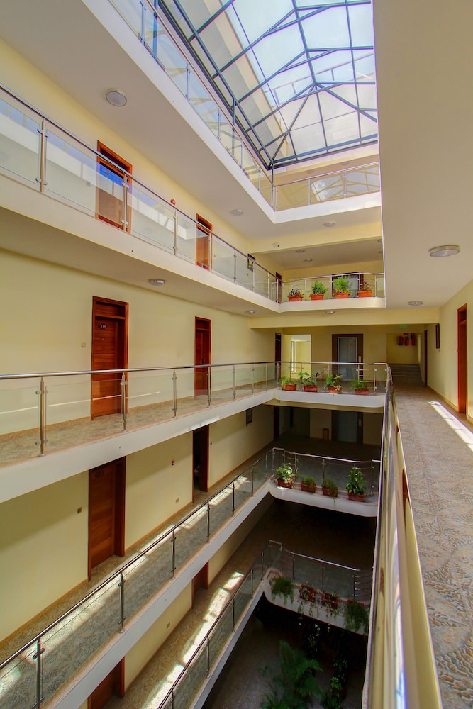 Lotos Inn Suites 8/70