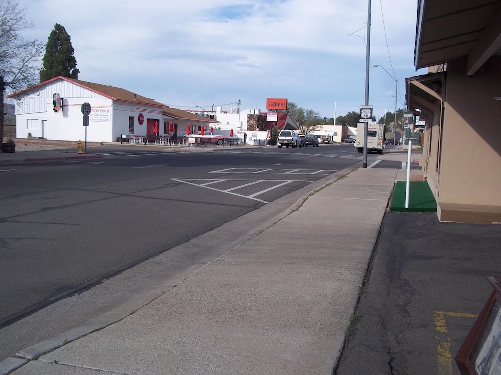 American Regency Inn Ex Rodeway Inn At Route 66 27/35
