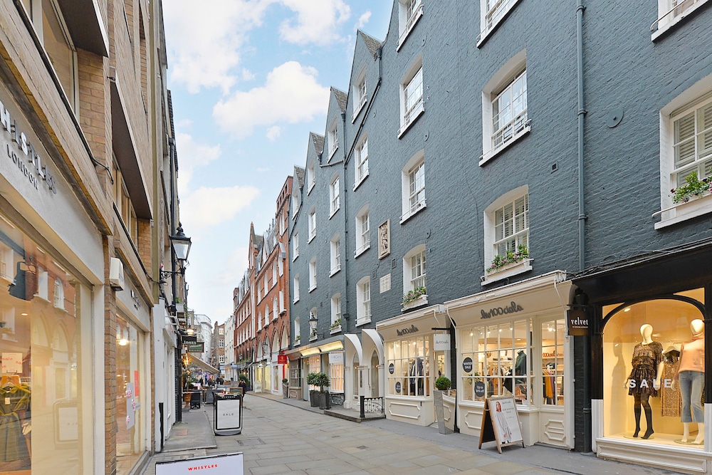 Superior St Christophers Place 20/27