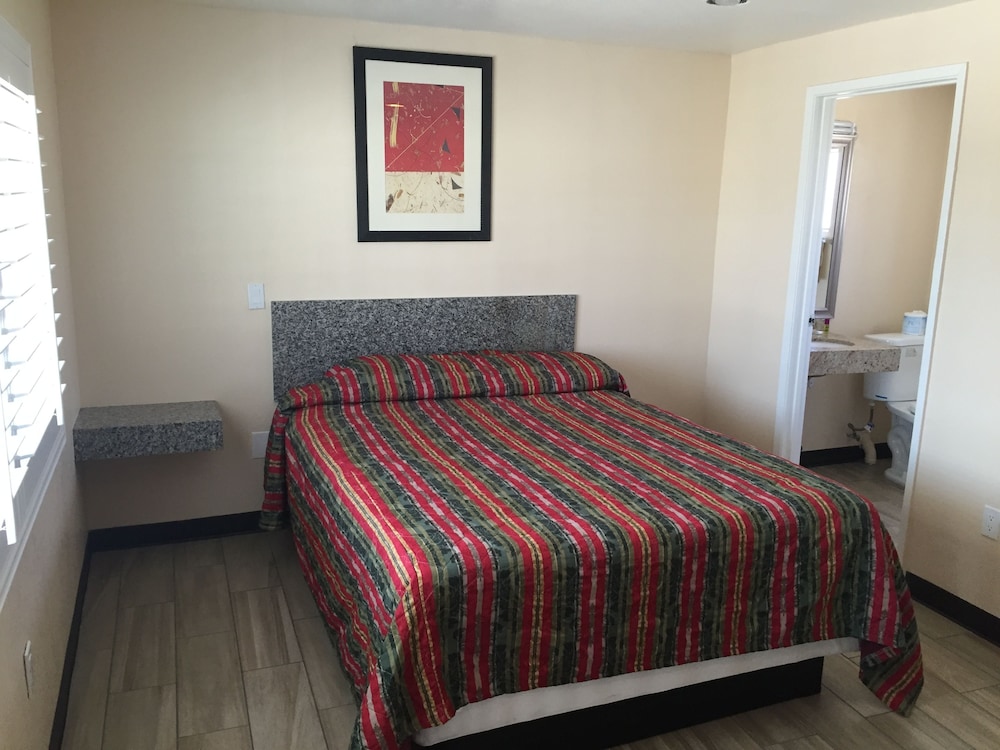 ROOM, QUEEN BED