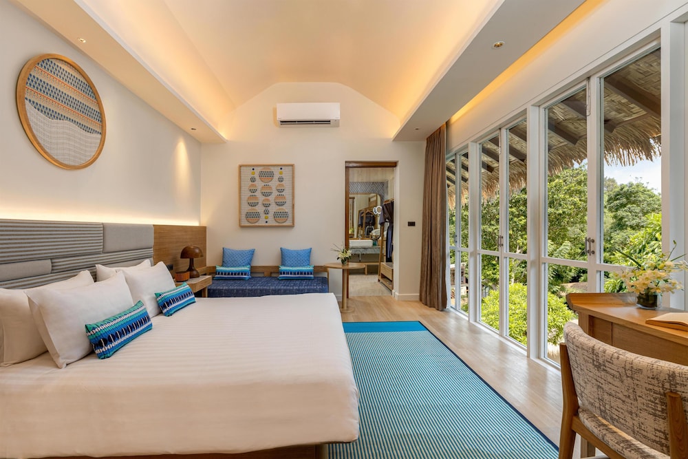 Outrigger Phi Phi Island Resort 38/100
