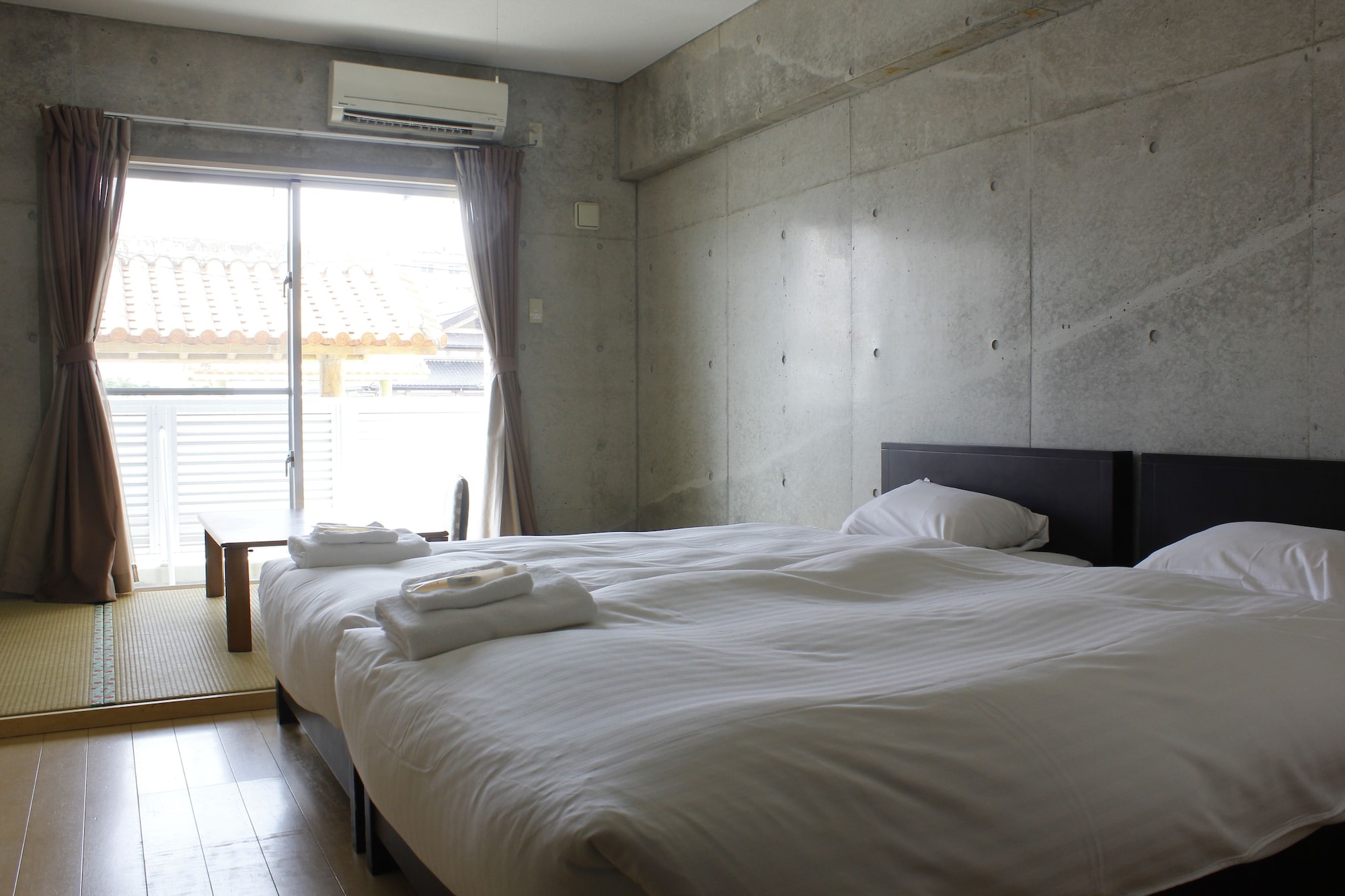 BASIC, QUADRUPLE, MULTIPLE BEDS, KITCHENETTE