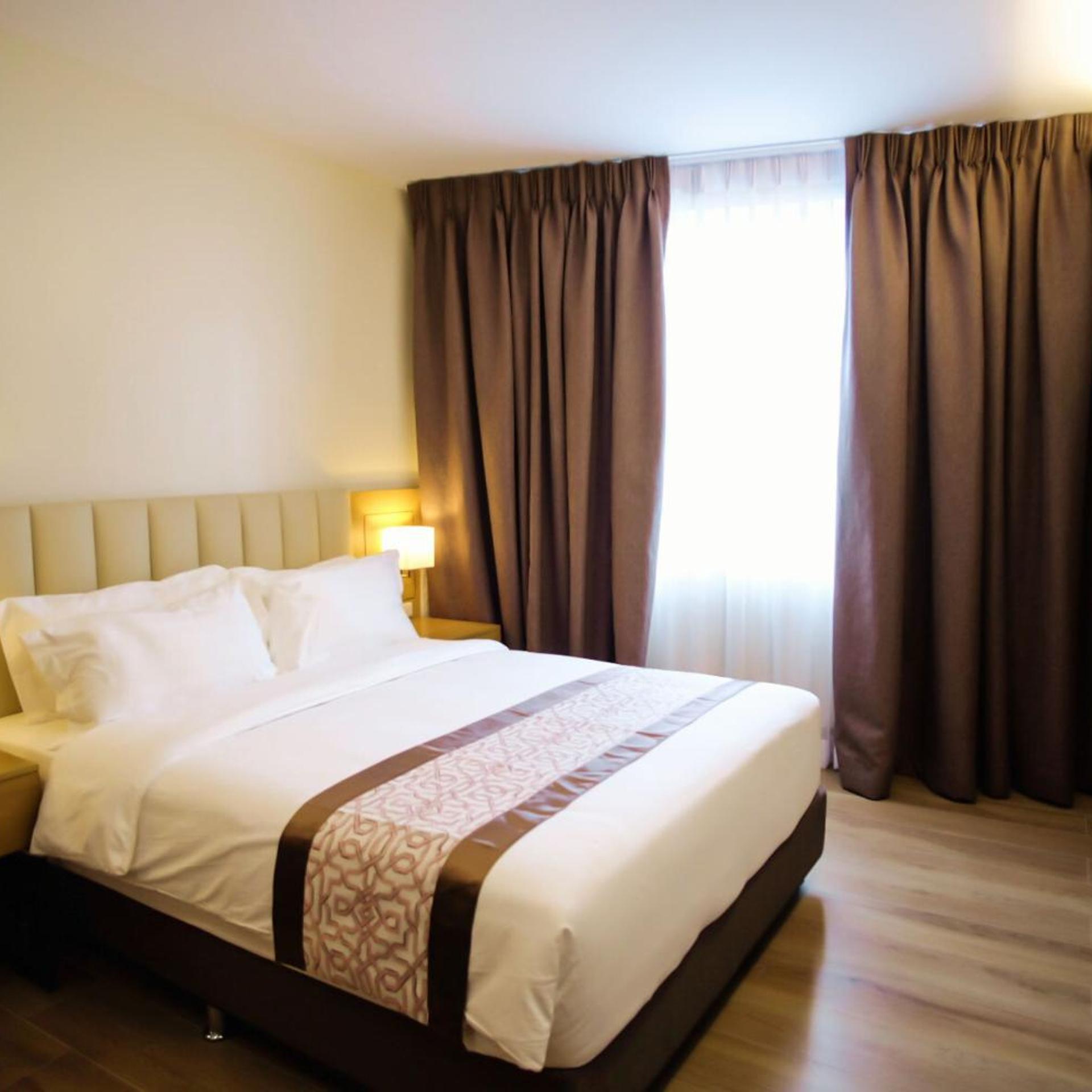 DELUXE, QUEEN BED