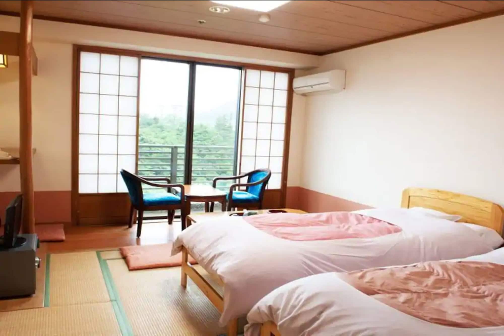 ROOM, FUTON BED, TWIN BEDS