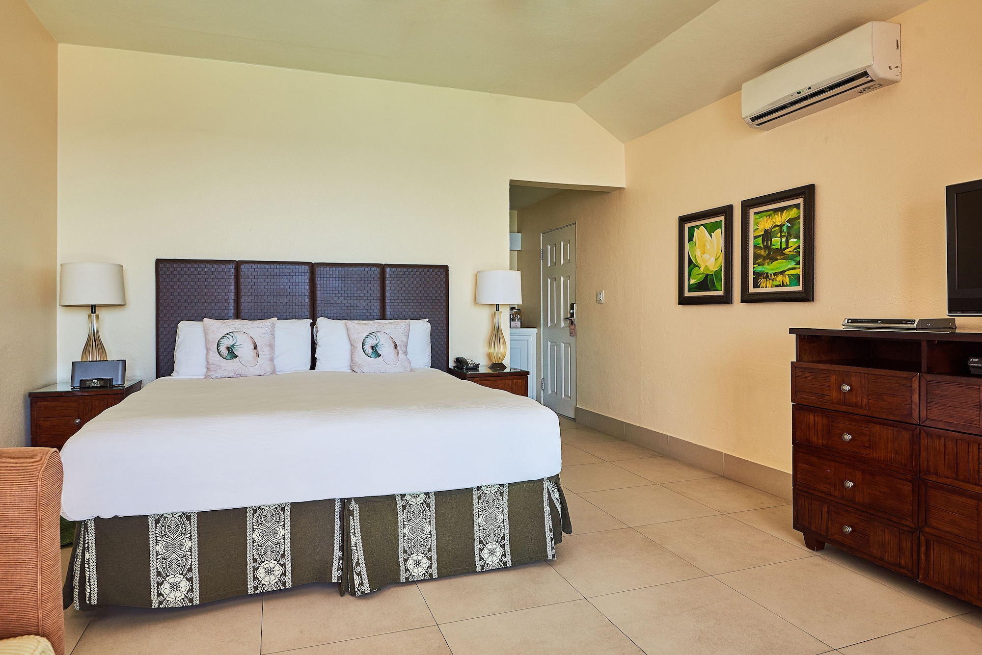 Room, King Bed, Pool Side