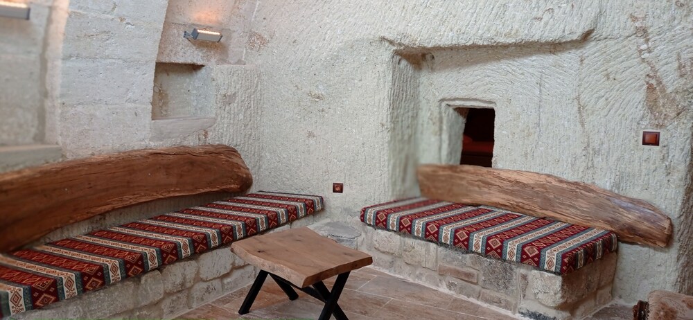 Junior Ottoman Cave 26/41