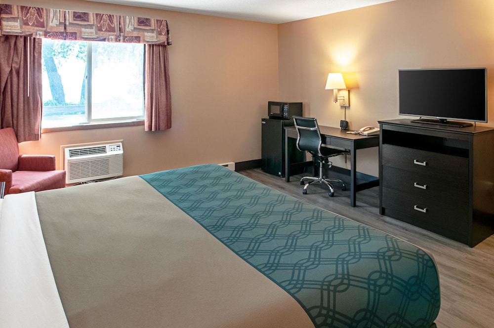 Econo Lodge Menomonie On The Bay MI 6/31