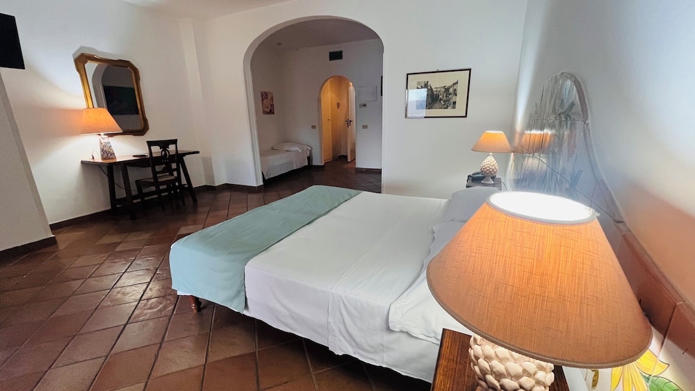 1 BEDROOM, FAMILY, DOUBLE AND TWIN BEDS, SEA VIEW