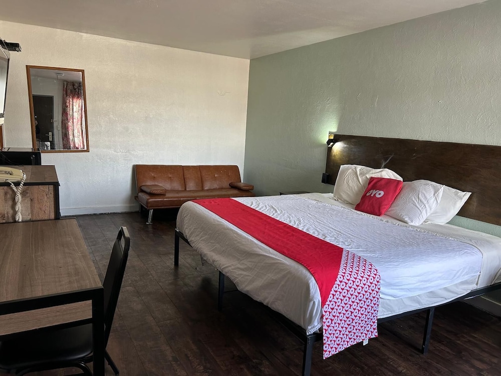 غرفة بسرير كينج مع أريكة، OYO Hotel Downtown Peoria I-74 3/10