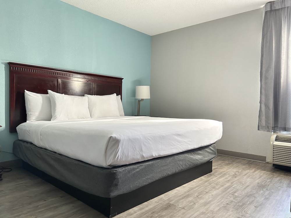 Clarion Inn and Suites Grand Rapids Airport 18/63