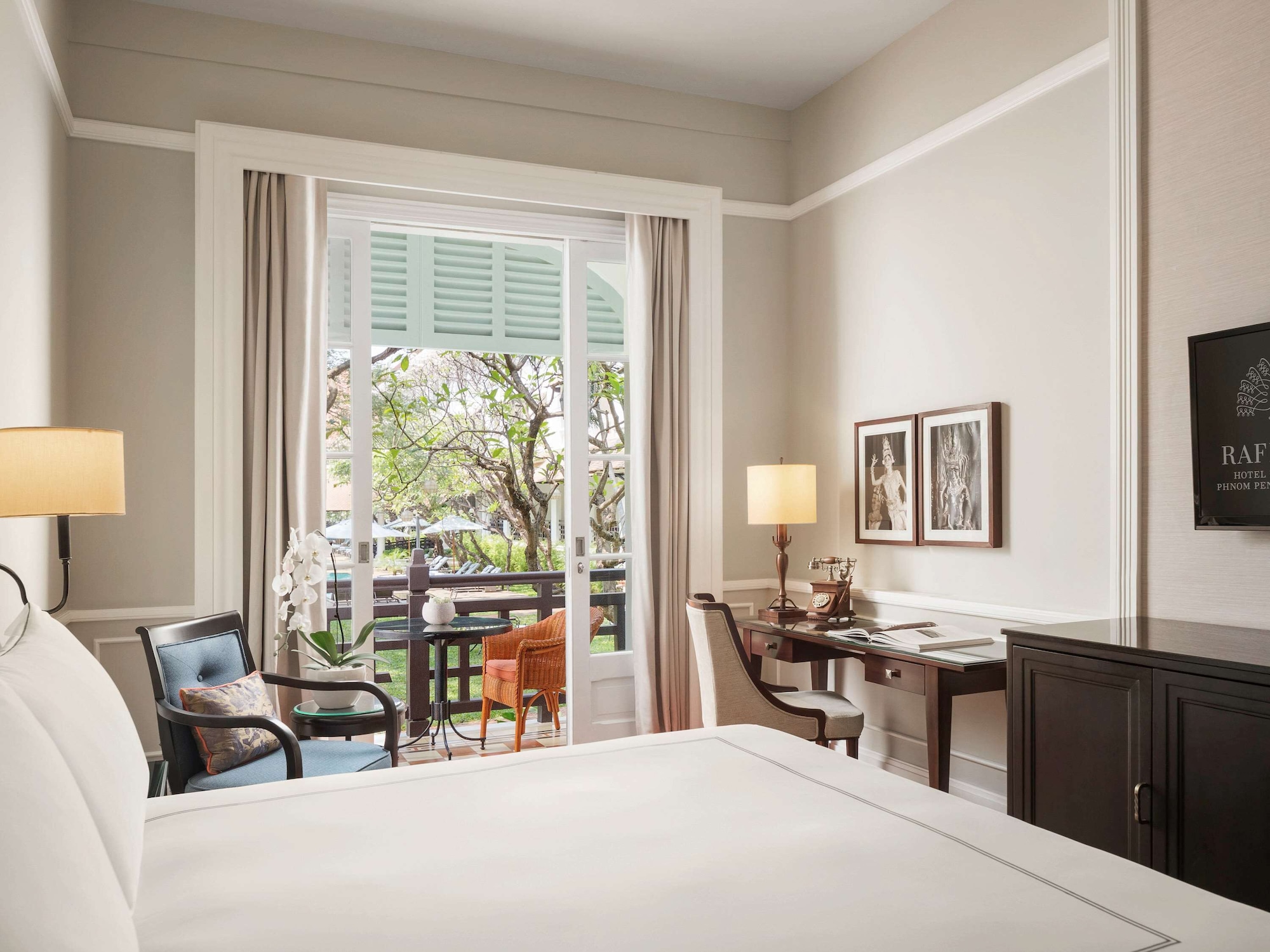 State, King Bed, Pool View, Raffles Hotel Le Royal 8/10